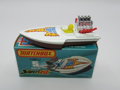 Matchbox Superfast 5B Seafire Boat, weiß, LEMON Driver, brauner Sockel