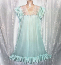 Med."Starlight" Vintage,babydoll nightgown,silky soft nylon,v-cut,ruffle hem,
