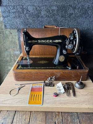 Singer 99k 1922 Y Serie Nähmaschine mit gebogenem Holzkasten/Koffer und Zubehör 