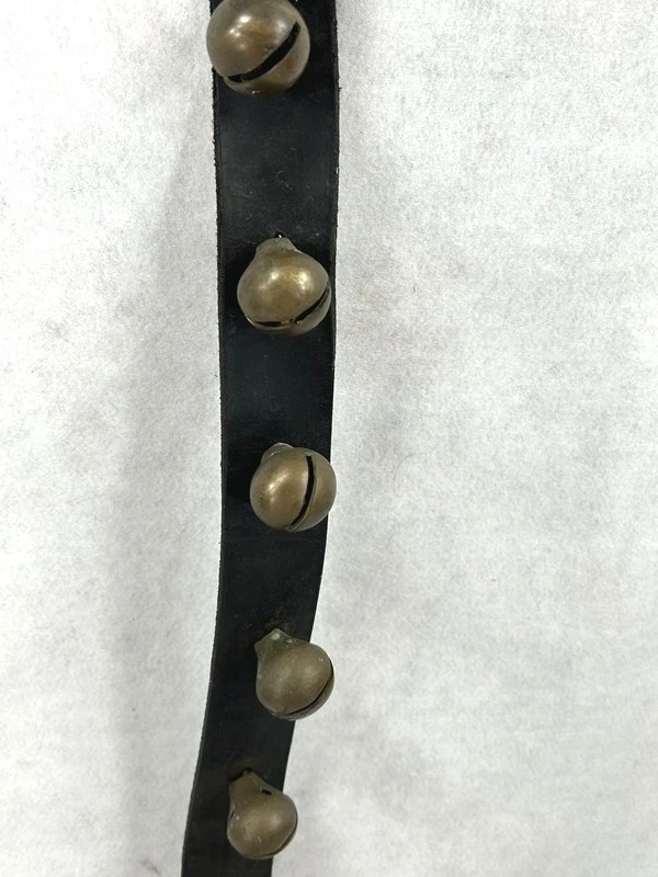 campanas de trineo antiguas 40 pulgadas. cuerda 12 campanas 1,25 pulg. a través de 1800 original Foto 3 de 4