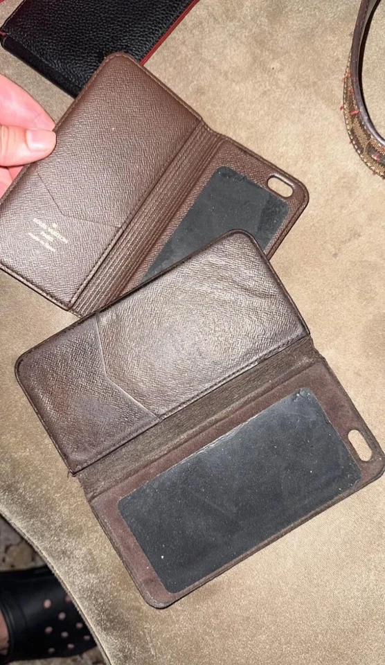 Funda de teléfono Louis Vuitton marrón con monograma tipo folio para iPhone 6/7/8 Foto 2 de 2