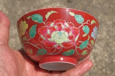 C0007. Cuenco de peonía Falangcai rojo coral chino con marca Kangxi Yuzhi