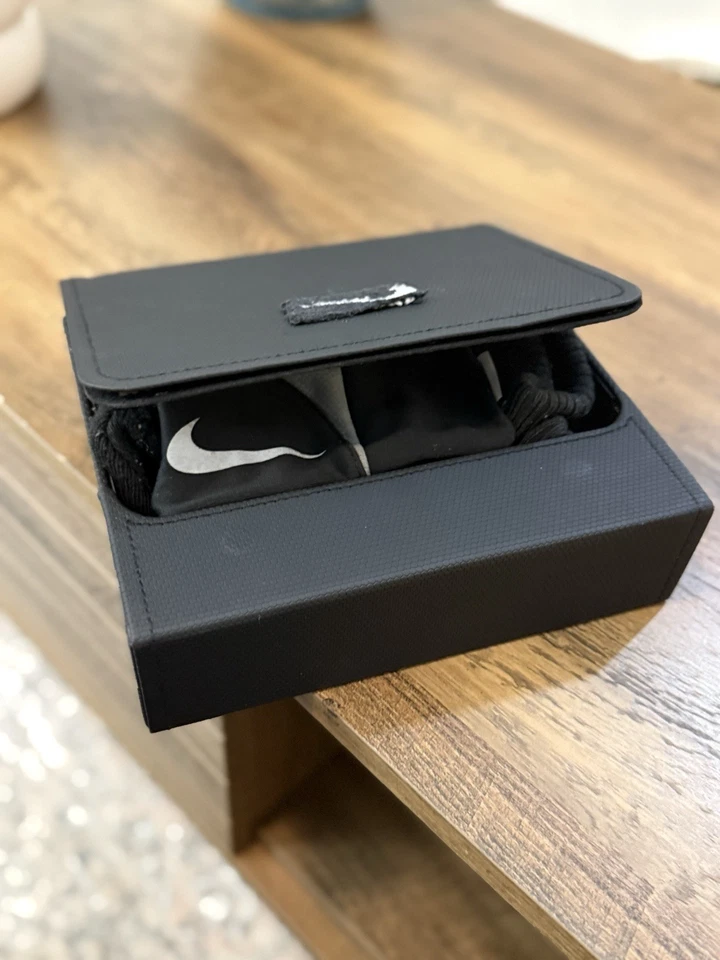 Kit de gorra y guantes para correr Nike con estuche rígido Foto 2 de 4