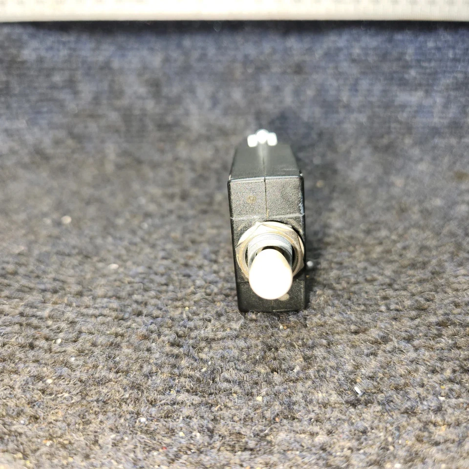 W31X2M1G40 | Tyco Electronics Serie W31 | Disyuntor - 40 amperios Foto 2 de 4