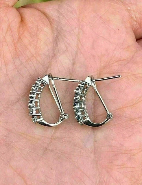 Pendientes tipo argolla redondos de aguamarina creados en laboratorio de 1,50 quilates para mujer enchapados en oro blanco de 14 quilates Foto 3 de 3