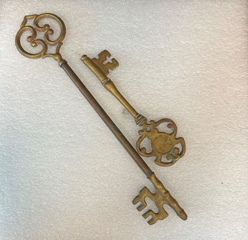 Antique Bronze Key Decorations - Picture 2 of 3