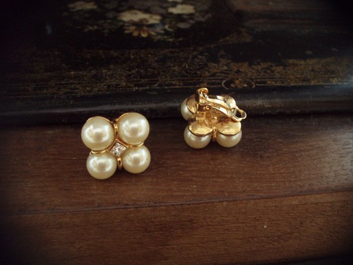 Pendientes de clip vintage con racimo de perlas y cristal cuadrado chapados en oro. Firmado - Imagen 4 de 5