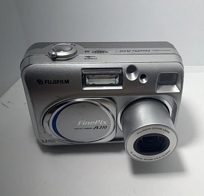 Fujifilm FinePix A210 Digitalkamera 3,2 MP 3x Zoom Silber Blitz getestet - Bild 1 von 4