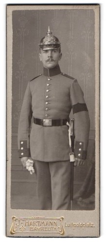 Fotografie J. Hartmann, Bayreuth, junger Soldat in Uniform mit Pickelhaube und