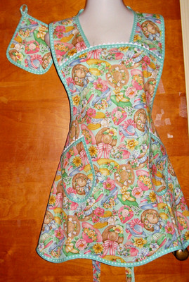 HANDMADE BIB APRON - PLUS SZ - PRETTY FLOWERY SUMMER HATS - VINTAGE - RETRO