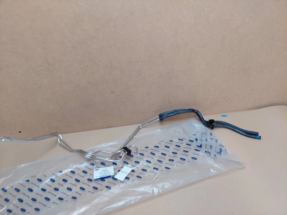 Tubo de suministro de aire de escape Ford Kuga MK1 2008-2012 1698612 genuino NUEVO Foto 2 de 4