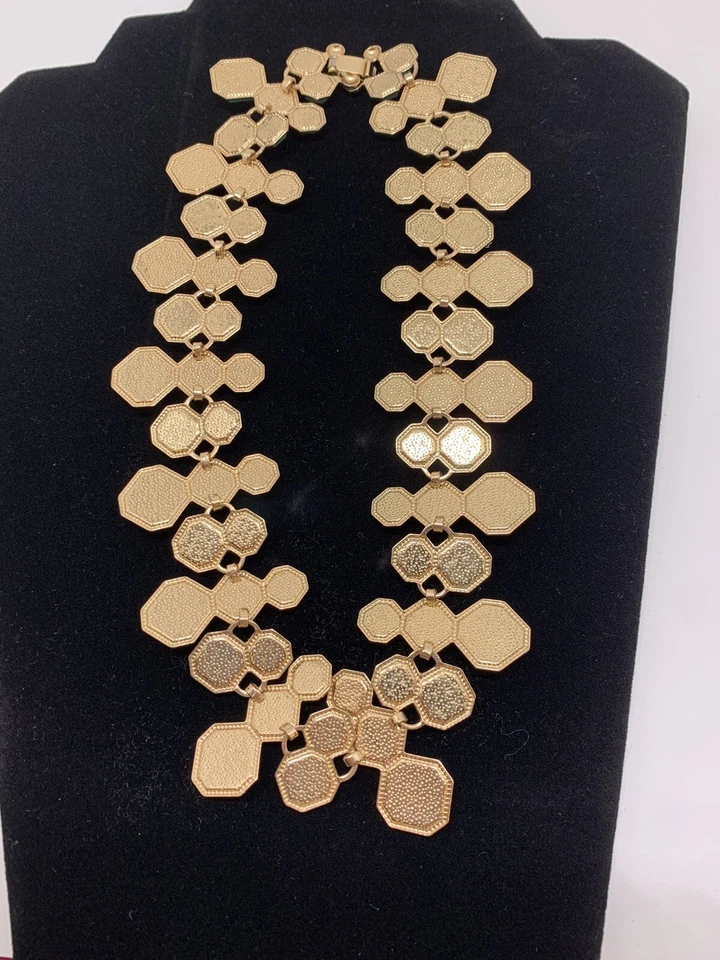 Unique Mint Green Lucite Fashion Statement Collar Necklace Gold Toned 17 Inches - Image 4 of 4