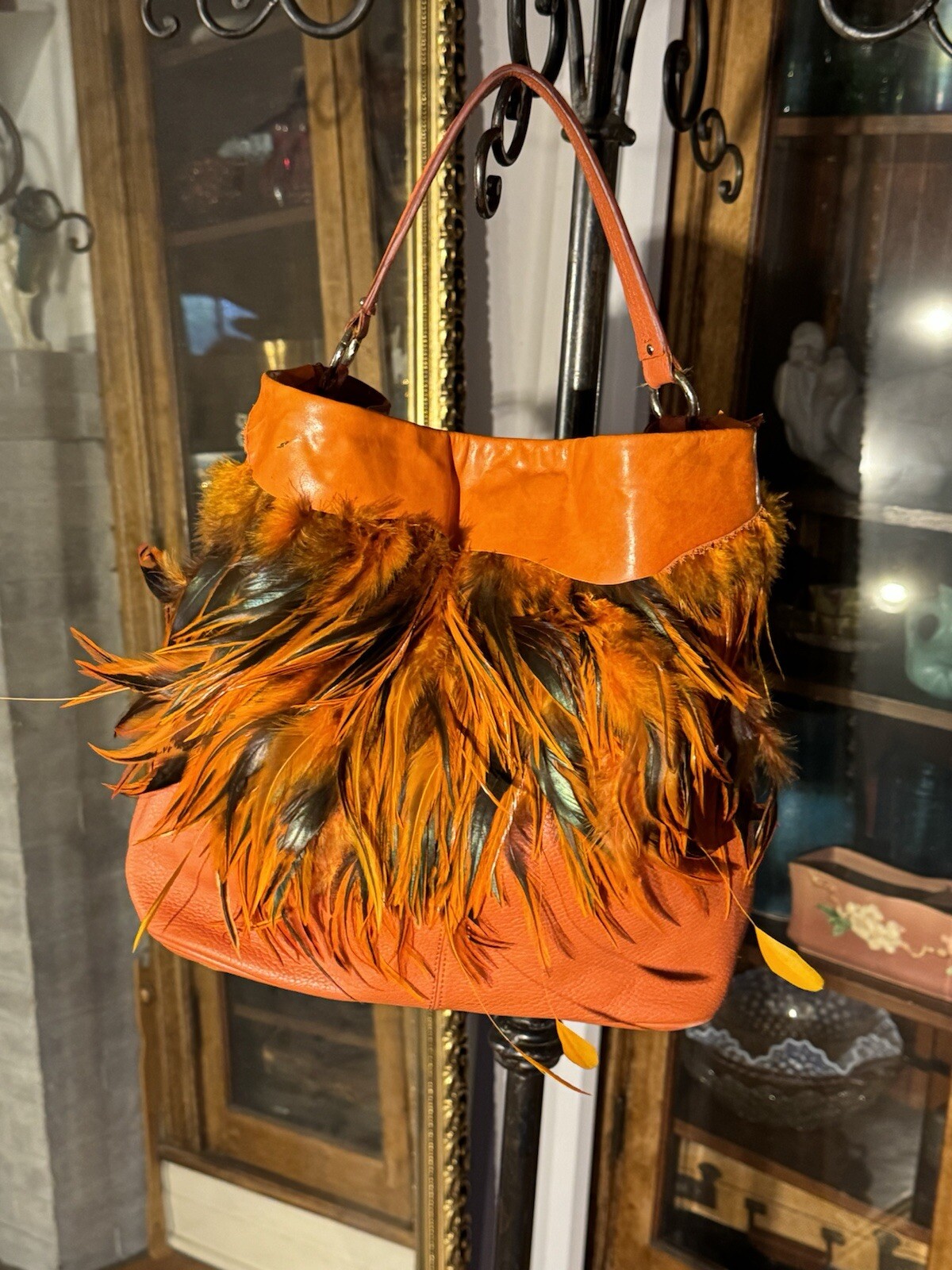 Bolso de mano de plumas naranja