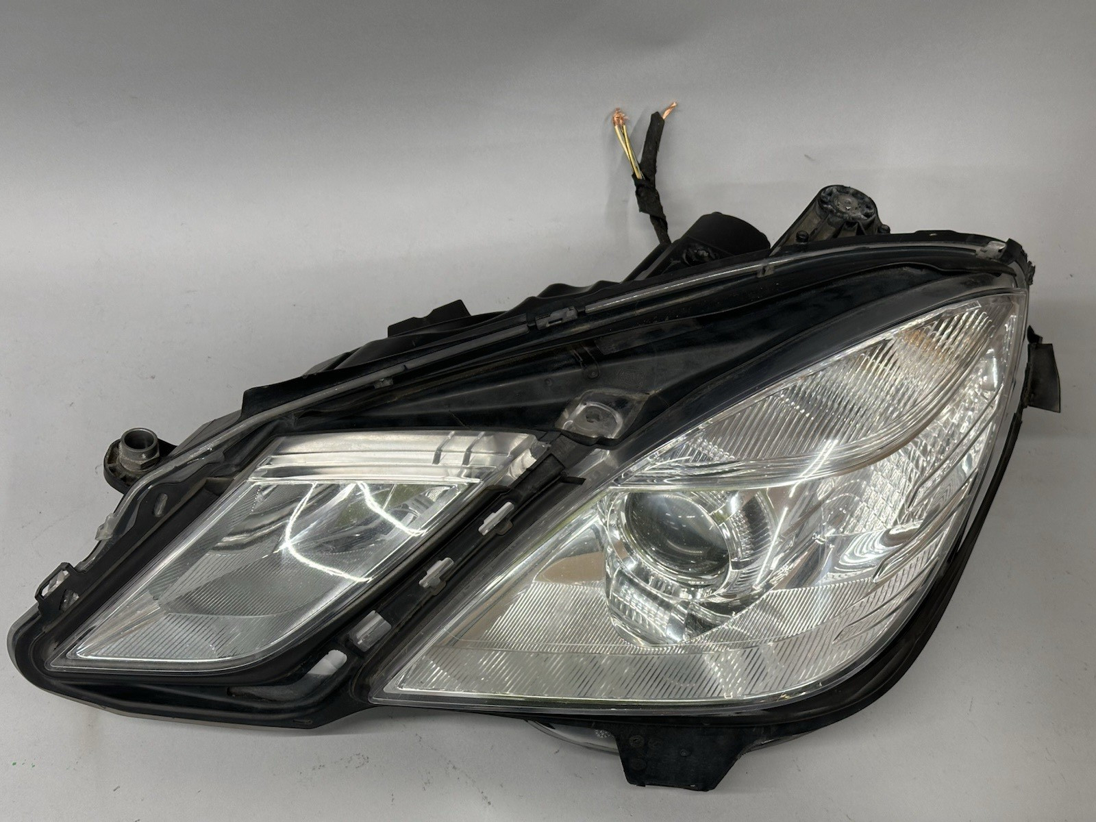 2010-2013 Mercedes-Benz E-Class LH Driver Front Halogen Headlamp Assembly OEM