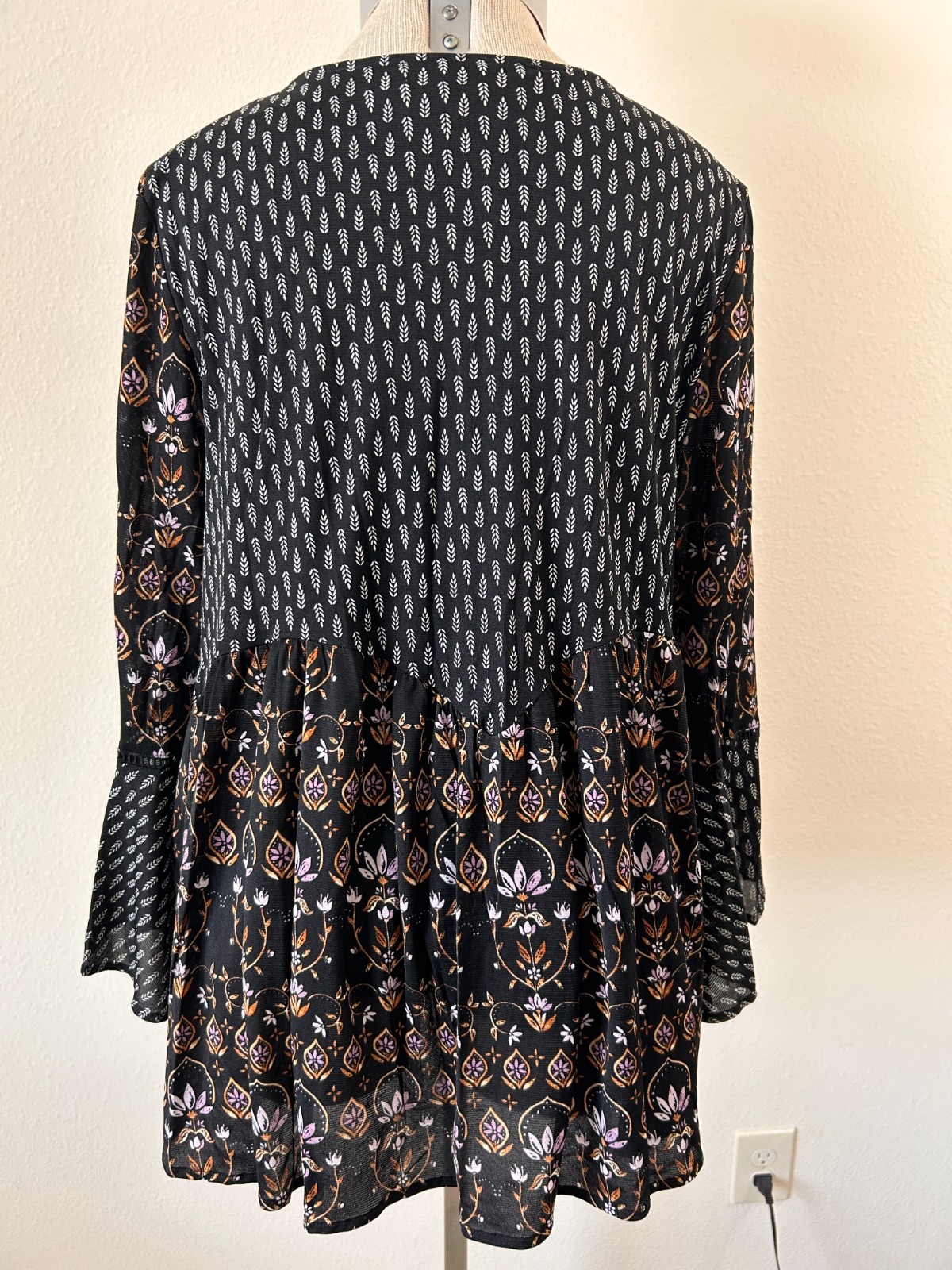 Style & Co blouse top Size M ruffled 3/4 sleeve and hem Boho V neck nylon