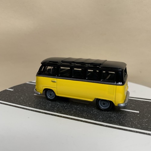 Johnny Lightning Volkswagen #33 1960 VW Type 2 T1 Samba Bus Yellow/Black 1:64 NM - Picture 12 of 15
