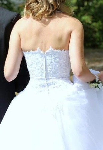Oleg Cassini white wedding dress size 4 - Picture 3 of 12