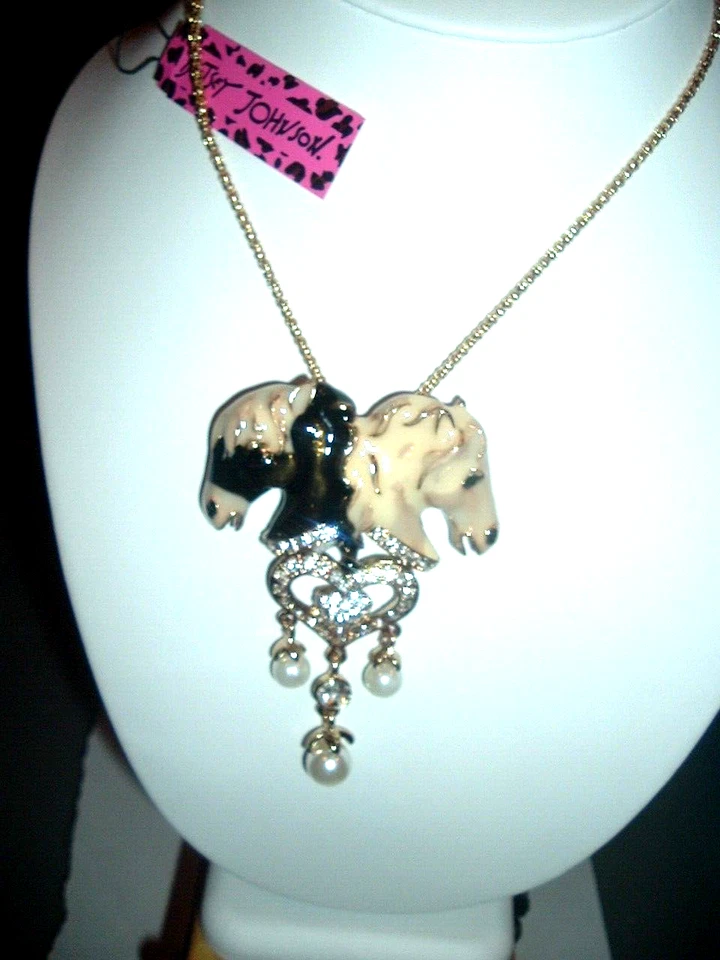 COLLAR DE PERLAS COLGANTES CORAZÓN CABALLO Esmalte Multicolor Beige Johnson Beige Negro Foto 3 de 4