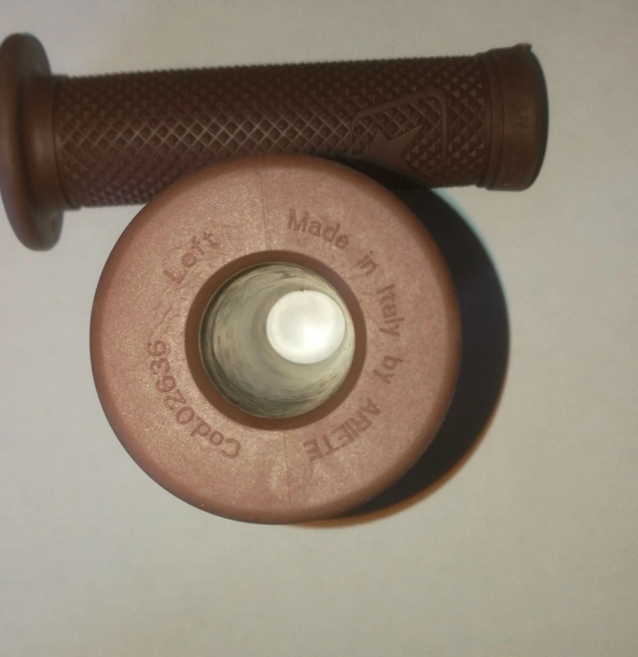 🇮🇹 COPPIA MANOPOLE FORATE ARIETE MOTO CAFE RACER ARIETE MARRONI 120 MM 22/25 - Immagine 3 di 3