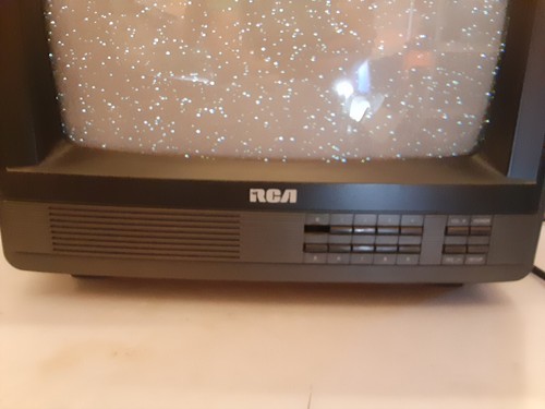 VTG 13" RCA XL-100, Vintage Retro TV, X13131EB 1989, powers on w/missing button - Picture 3 of 12