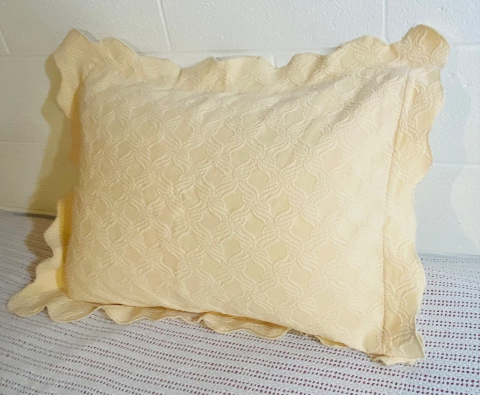 Charter Club Matelassé Almohada Estándar Falsa, Marfil, Festoneada 20” x 26” Foto 3 de 4