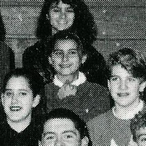 Anuario escolar NELLY FURTADO Foto 3 de 4