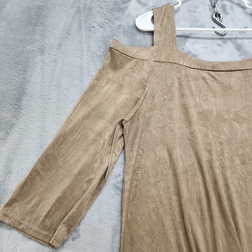 The Pyramid Collection Top Womens 1X Gold Tan Crinkle Stretch Knit Cold Shoulder - Picture 3 of 10