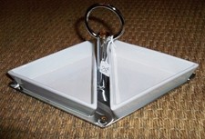 Plat apéritif 2 coupelles porcelaine blanches sur plat métal Aulica