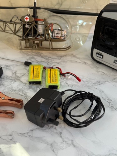 Helicóptero RC Twister Medical Bell 47 interior + control remoto, cargador, 2 baterías en muy buena condición - Imagen 4 de 15