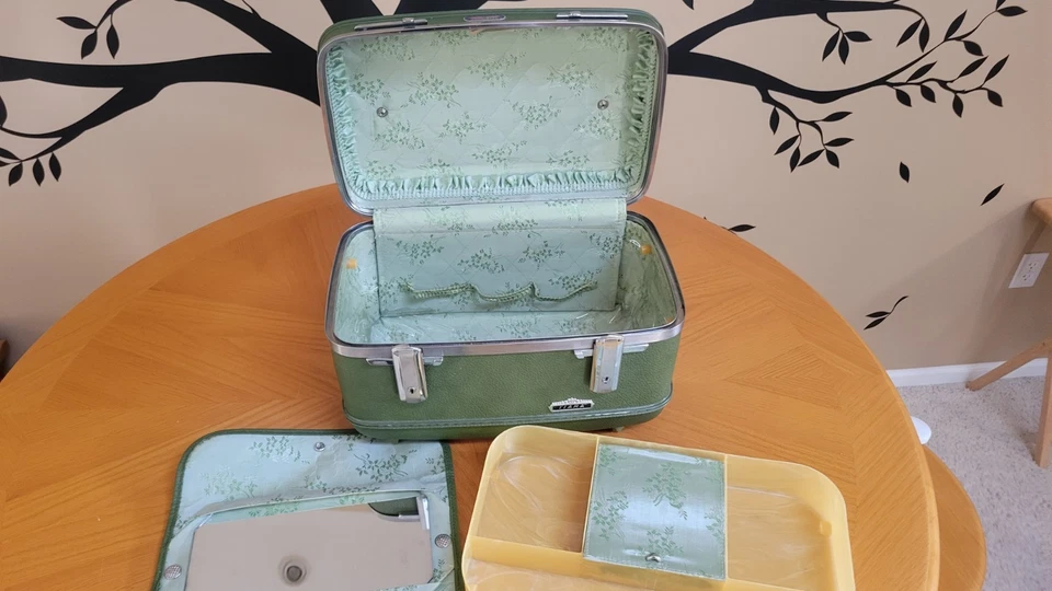 Estuche Tren Tiara American Tourister Verde Aguacate y Espejo y Bandeja de Maquillaje Foto 2 de 4