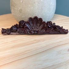 Carcasa de frontón vintage con rosas caoba poli resina 6" aspecto Selva Negra en caja