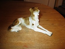 Alte Porzellanfigur liegender Windhund Barsoi Schaubach Kunst 20.5 cm