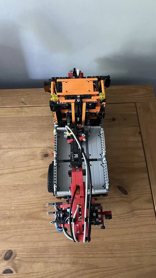 LEGO Technic 8110 Mercedes-Benz Unimog U400, photo 3 of 5