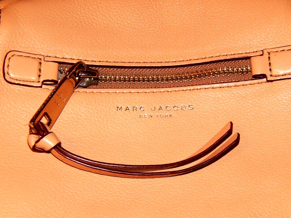 Vintage Designer Purse, MARC JACOBS ROSE SADDLE HANDBAG, I-Phone Adapter,Leather - Image 3 of 4