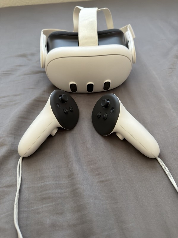Meta Quest 2 Standalone VR Headset 120Hz w/ Touch Controllers, White