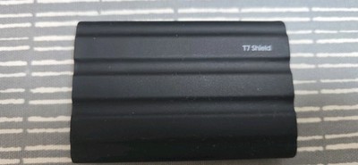 Samsung T7 Shield 4TB NVMe tragbare externe SSD - Schwarz (MU-PE4T0S)
