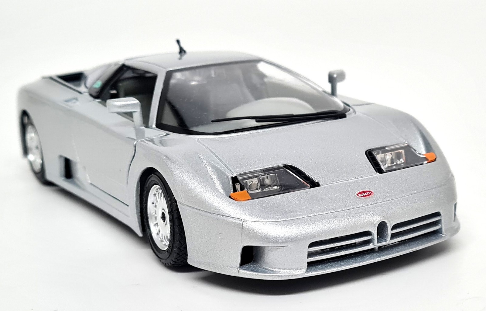 Burago 1/24 Bugatti EB110 Silver 90s Supercar Diecast Scale Model Car