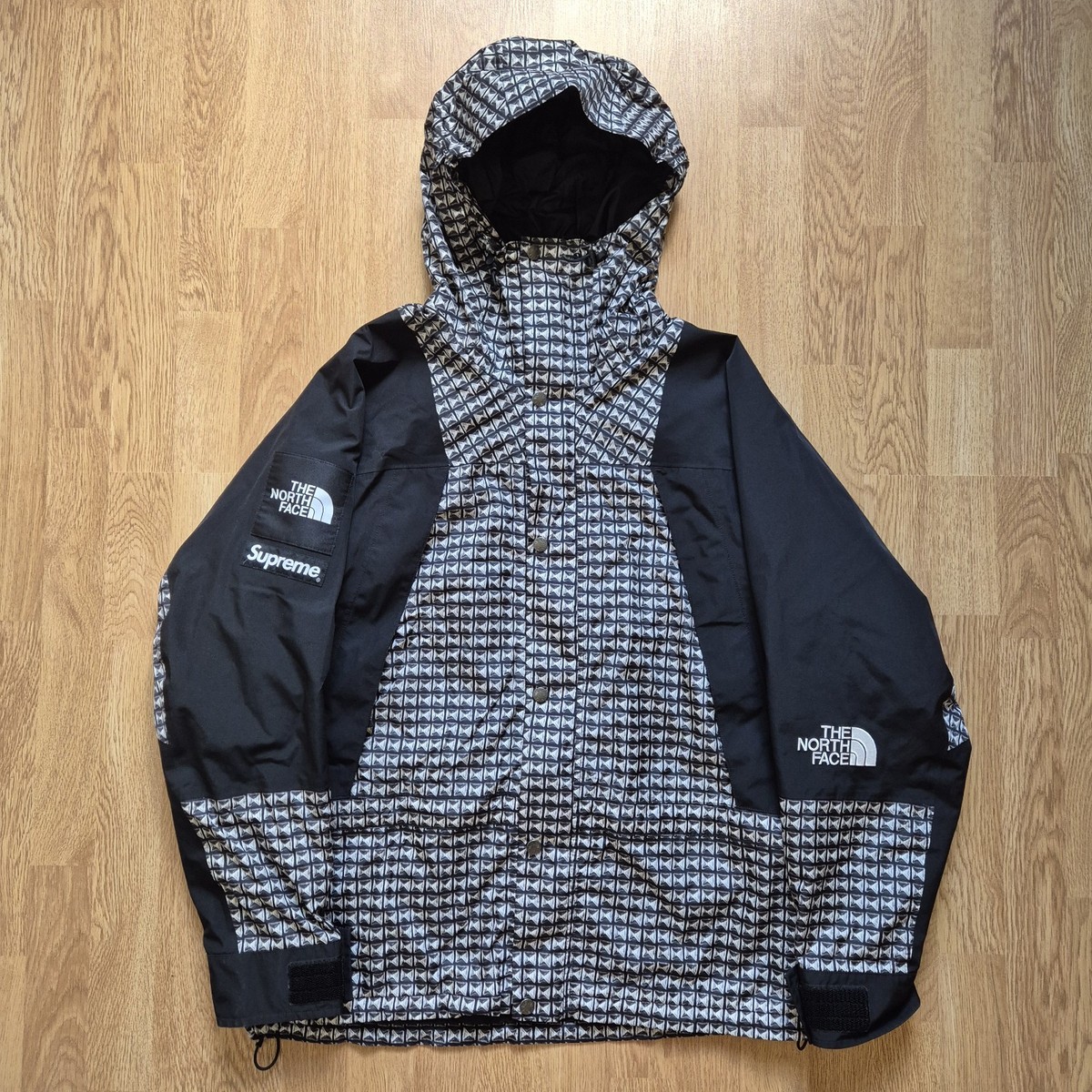 Supreme x The North Face Studded Mountain Light Jacket Medium