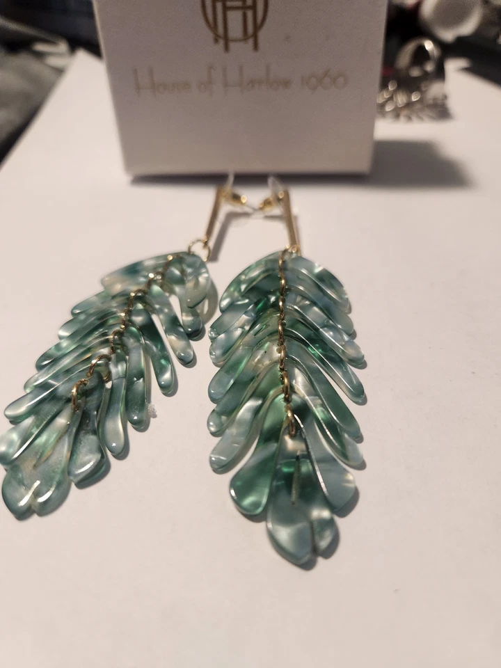 This is a pair of House of Harlow 1960 Palm Leaf dangle earrings in green resin. - Image 4 of 4