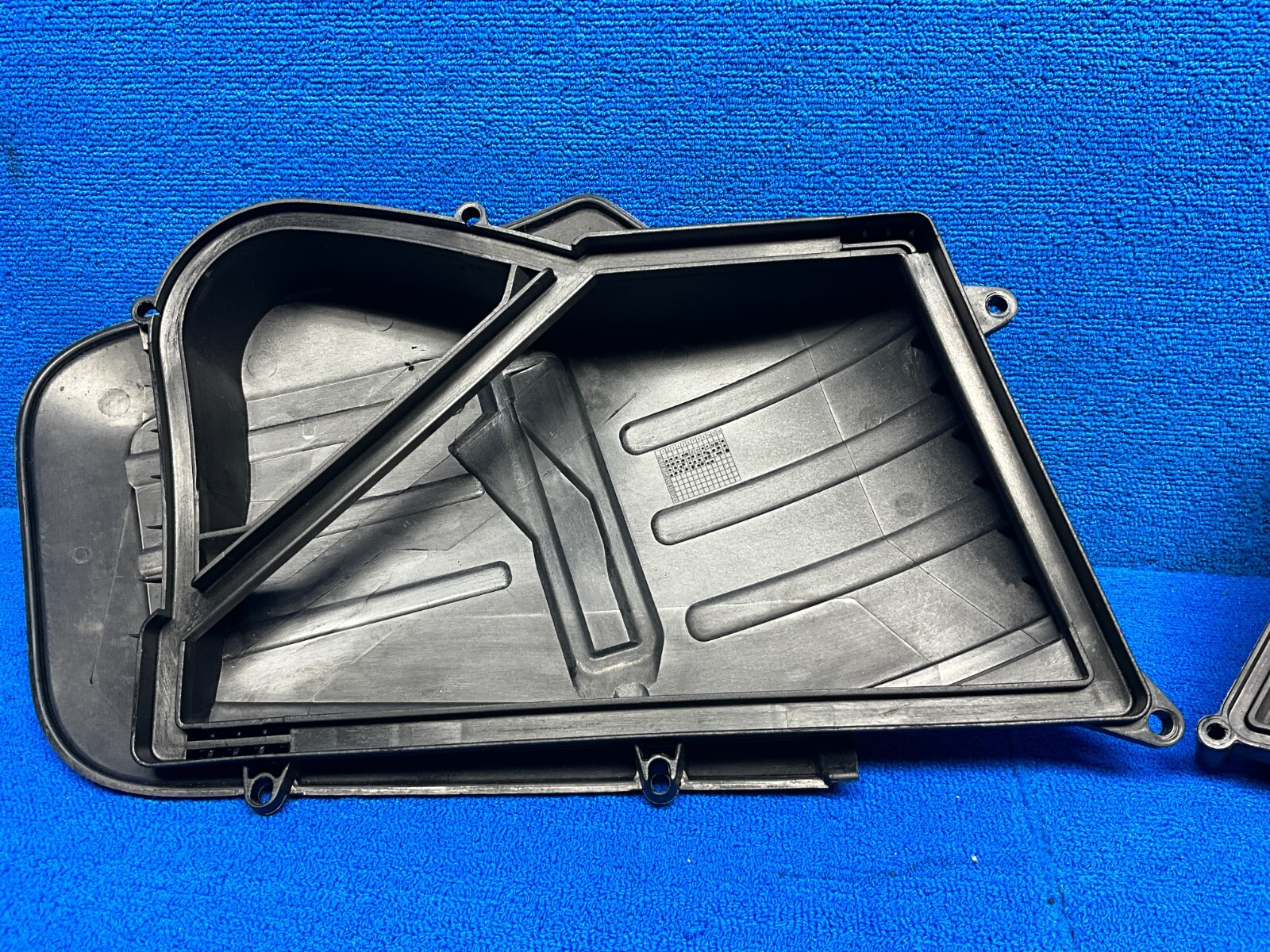 2003 - 2012 BENTLEY CONTINENTAL GTC 6.0L W12 LEFT SIDE INTAKE CLEANER BOX  OEM