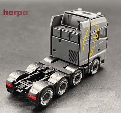 Herpa h0 1/87 - MAN TGX GX 4achs Zugmaschine, nardograu mit Löwen