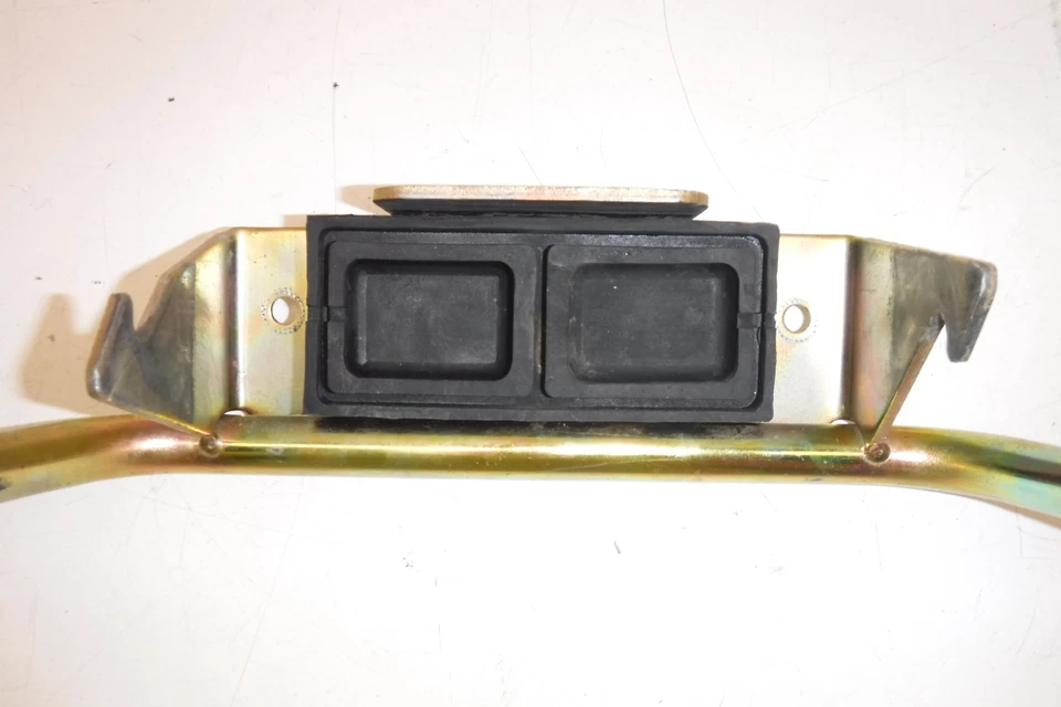 Yamaha Tri Moto 125 1980 OEM guardabarros trasero soporte soporte Foto 3 de 4