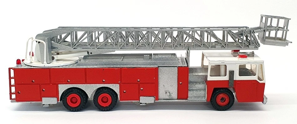 Conrad 1/50 Scale 5504 - E-One 95 Aerial Ladder 3 Axle Fire Engine - Image 3 of 4