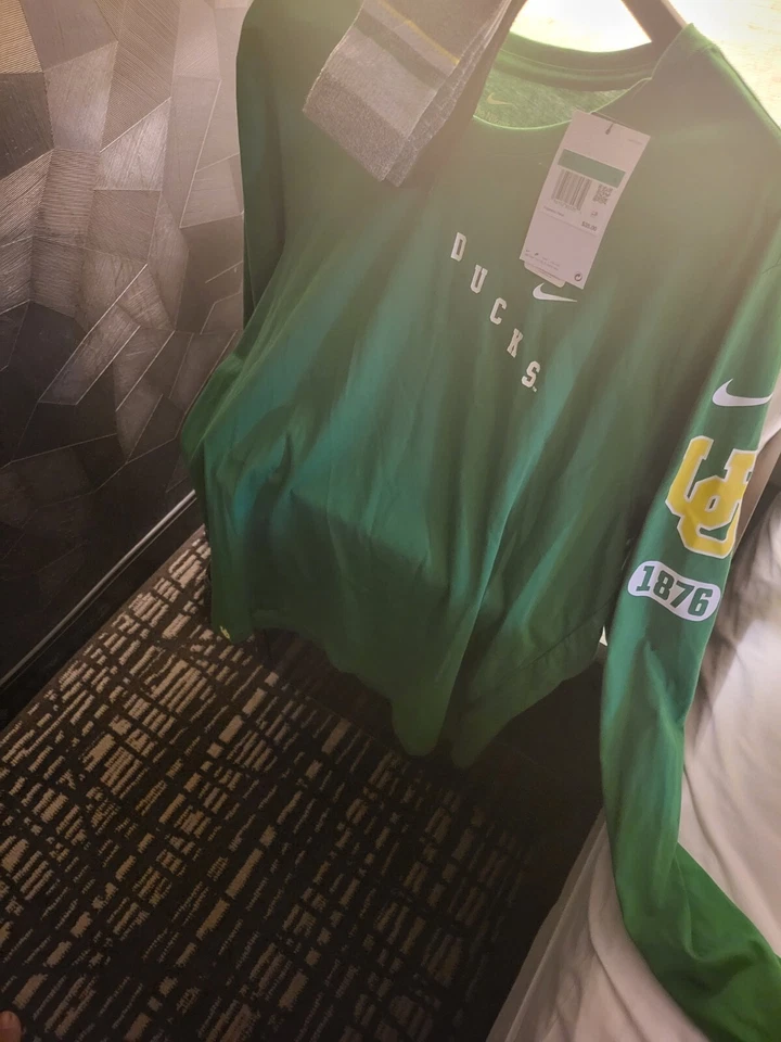 Camiseta Dri-Fit manga larga Nike para hombre (talla XL) OREGON DUCKS NUEVA CON ETIQUETAS con calcetines  Foto 4 de 4