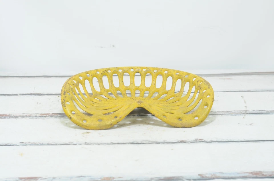 Antiguo/Vintage Amarillo Campeón Hierro Fundido Asiento Tractor Herramienta Agrícola Implemento Único Foto 2 de 4