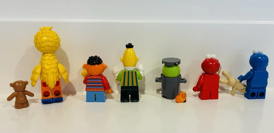 LEGO Ideas 21324 Sesame Street Minifigures and Accessories Only - Image 3 of 4