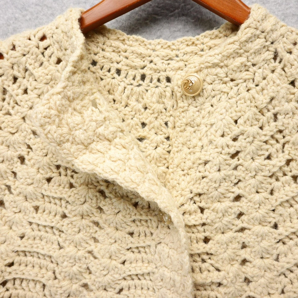 Poncho con capa de ganchillo hecho a mano para mujer talla única crema botón dobladillo festoneado delantero Foto 2 de 4