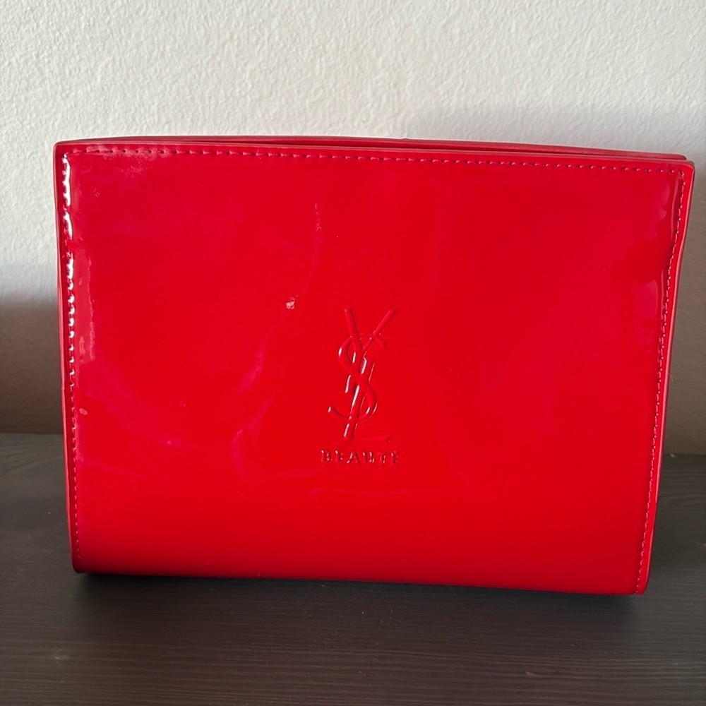 SAINT LAURENT Pochette pochette YSL Beaute in pelle verniciata per trucco cosmetico.