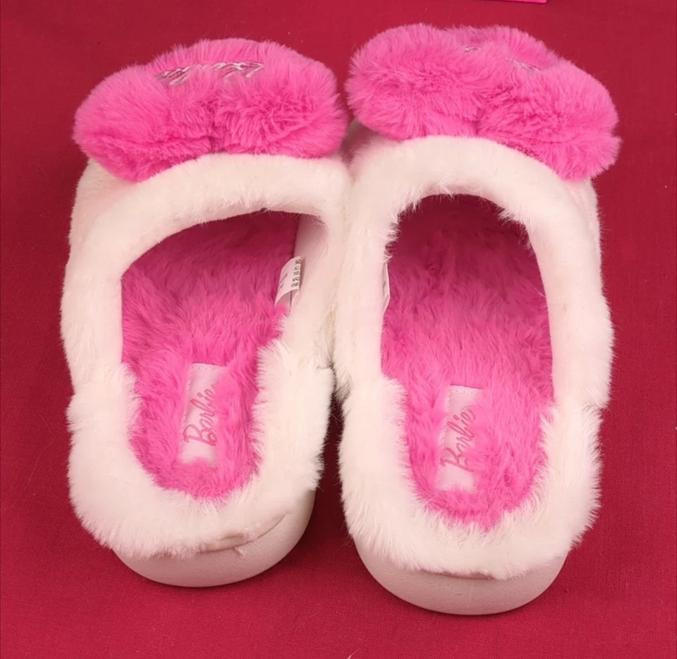 Zapatillas Barbie de Peluche con Corazones, Rosa y Blanco Usadas en Excelente Condición Foto 3 de 4