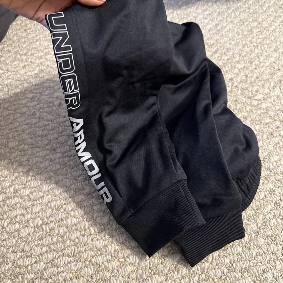 Pantalones cónicos Under Armour Pitch gris/negro UA Brawler 2.0 jóvenes pequeños Foto 2 de 4